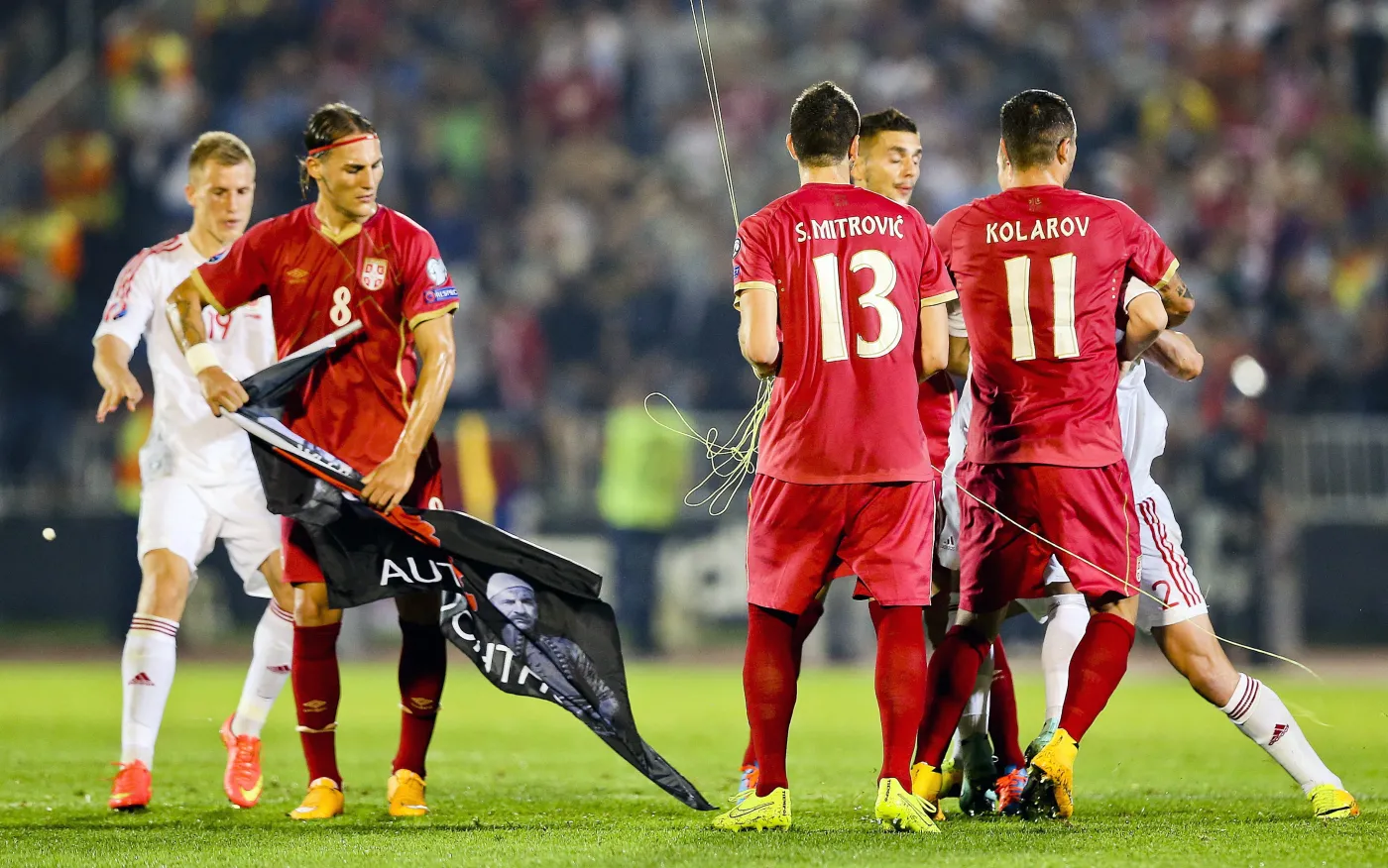 6943231-skandal-na-meczu-w-belgradzie.jpg