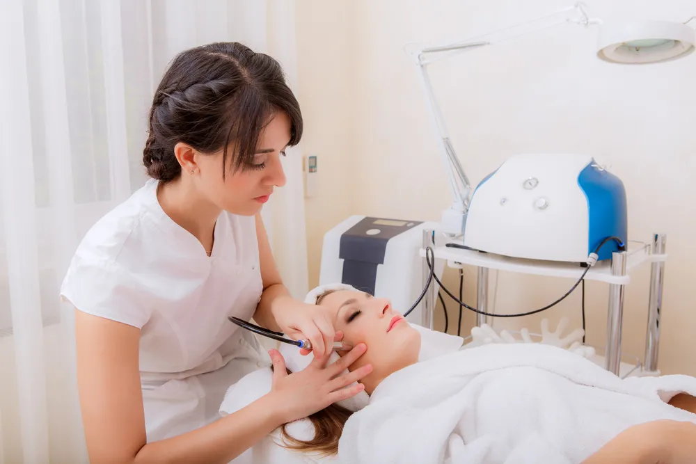 Jeszcze zdążysz! Zabiegi przygotowujące cerę i twarz do lata