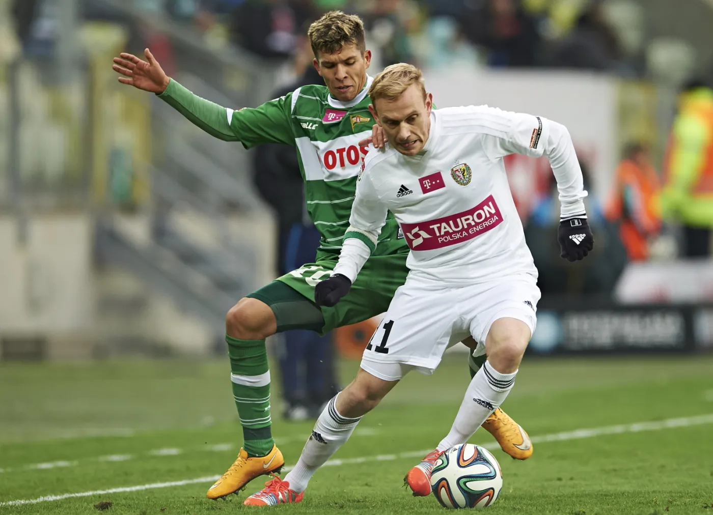  Piłkarz Lechii Gdańsk Bruno Nazario i Sebastian Mila ze Śląska Wrocław 