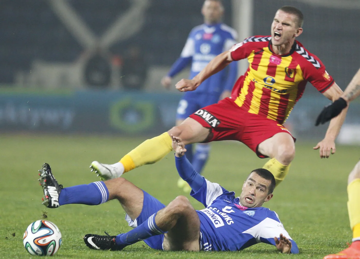 W starciu o piłkę leżący na murawie Łukasz Surma z miejscowego Ruchu i będący za nim Serhii Pylypczuk z Korony Kielce w meczu T-Mobile Ekstraklasy, rozegranym w Chorzowie