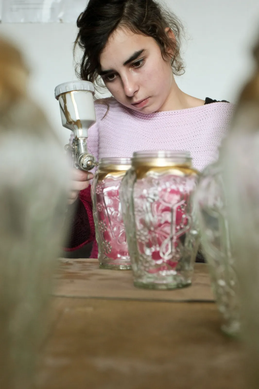 Rosyjska parafina, przetopione zderzaki… Tak się w Polsce robi znicze. GALERIA