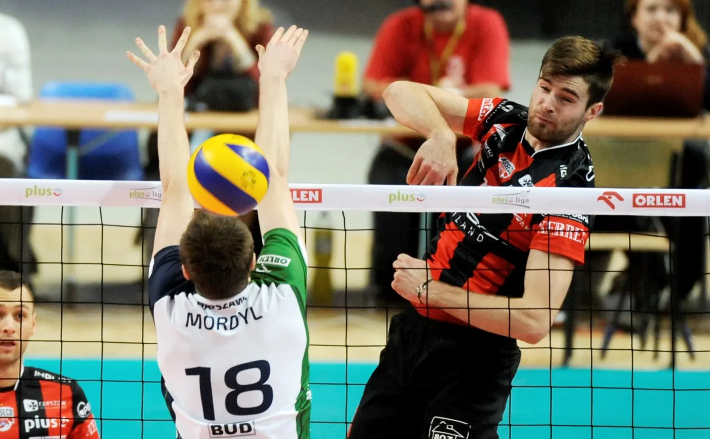 Piłkę zbija Dawid Dryja (P) z Asseco Resovia Rzeszów, blokuje Bartłomiej Mordyl (L) ze stołecznej AZS Politechniki w meczu ekstraklasy siatkarzy, rozegranym w Warszawie