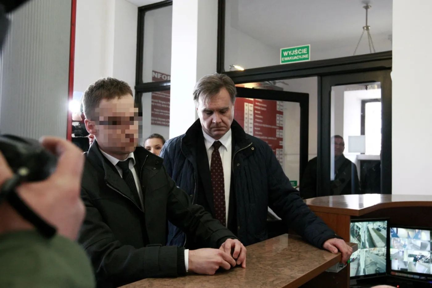 Asesor z łódzkiej kancelarii komorniczej Michał K. wraz z adwokatem Wojciechem Górskim 