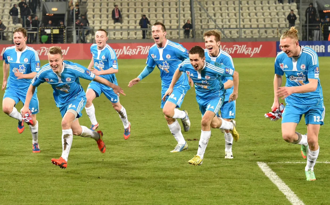 Piłkarze Błękitnych Stargard Szczeciński cieszą się ze zwycięstwa po rewanżowym meczu ćwierćfinałowym Pucharu Polski z Cracovią