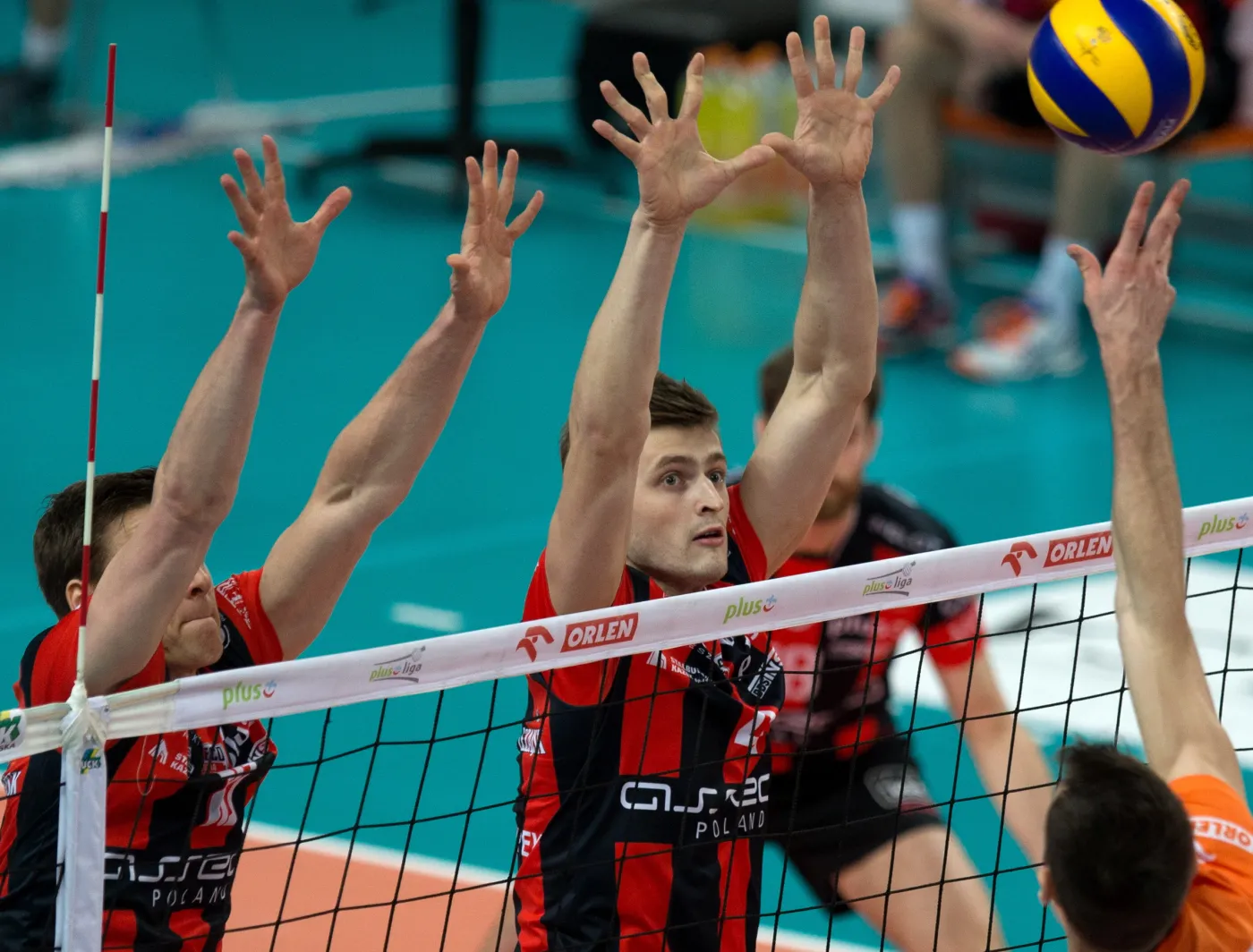 Zawodnik Jastrzębskiego Węgla Guillaume Quesque (P) atakuje po bloku Piotra Nowakowskiego (C) i Jochena Schopsa (L) z Asseco Resovii Rzeszów podczas drugiego meczu półfinałowego Ekstraklasy