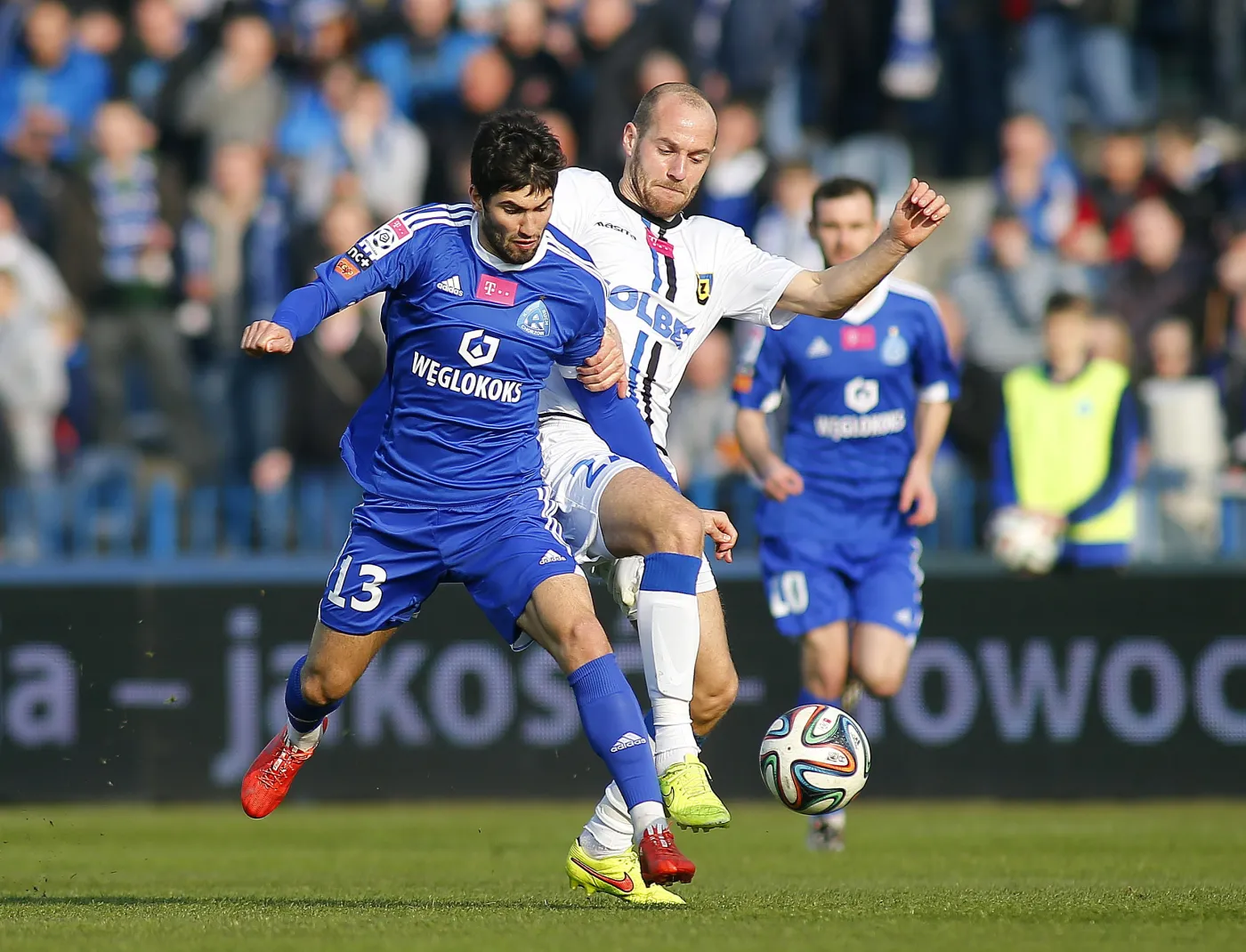 Zawodnik Ruchu Chorzów Roland Gigolajew (L) walczy o piłkę z Iwanem Majewskij'em (P) z Zawiszy Bydgoszcz podczas meczu polskiej T-Mobile Ekstraklasy