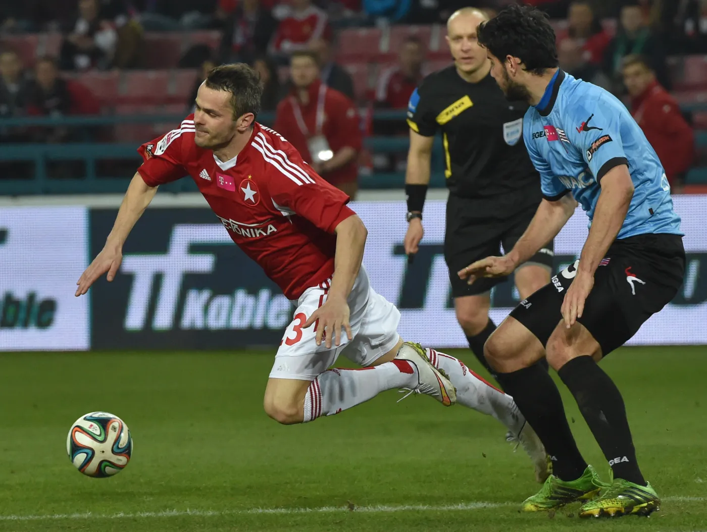 Zawodnik Wisły Kraków Paweł Brożek (L) walczy o piłkę z Miroslavem Ćovilo (P) z Cracovii podczas meczu polskiej T-Mobile Ekstraklasy