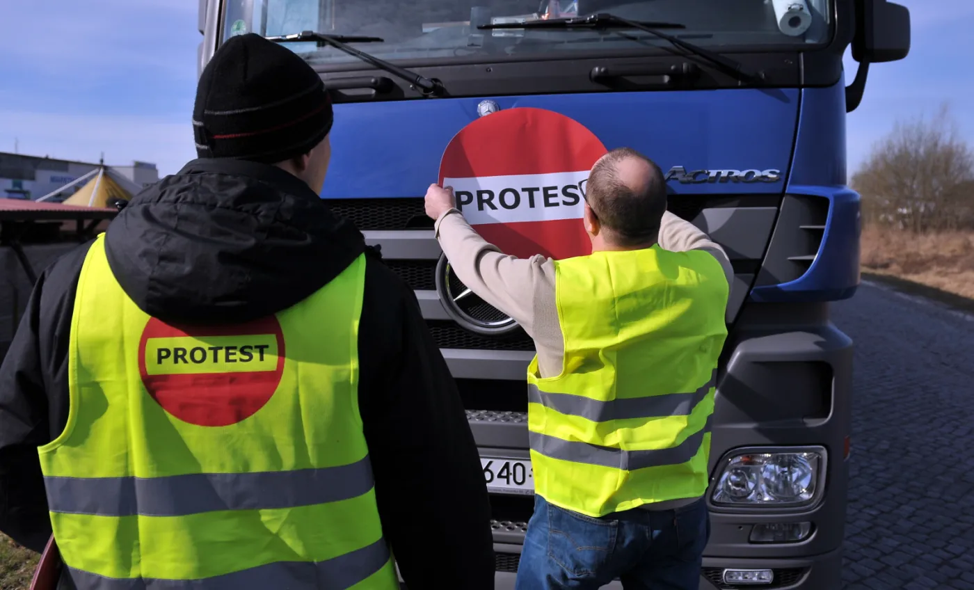 Kierowcy przygotowują się do przejazdu kolumną przez autostradę A6