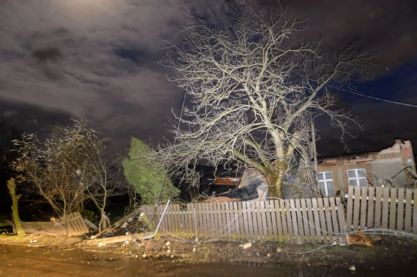Trąba powietrzna w Wielkopolsce, wichury na Dolnym Śląsku... Załamanie pogody nad Polską