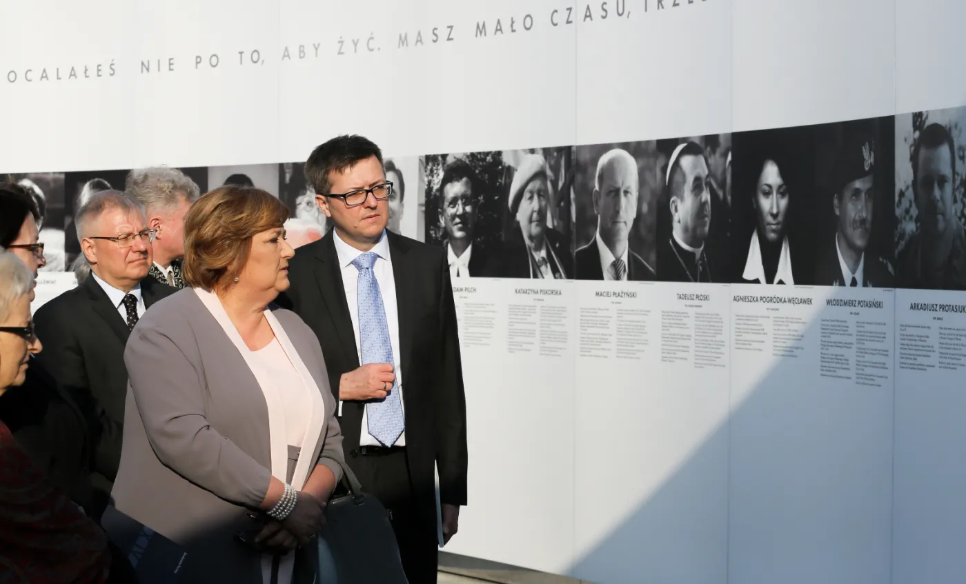 7645391-wystawa-upamietniajaca-ofiary.jpg