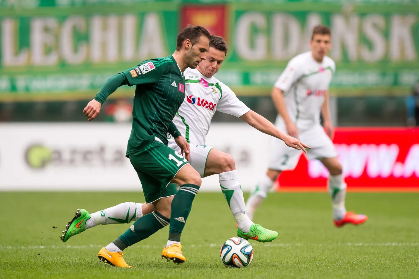 Zawodnik Śląska Wrocław Marco Paixao (L) walczy o piłkę z Arielem Borysiukiem (P) z Lechii Gdańsk podczas meczu polskiej Ekstraklasy