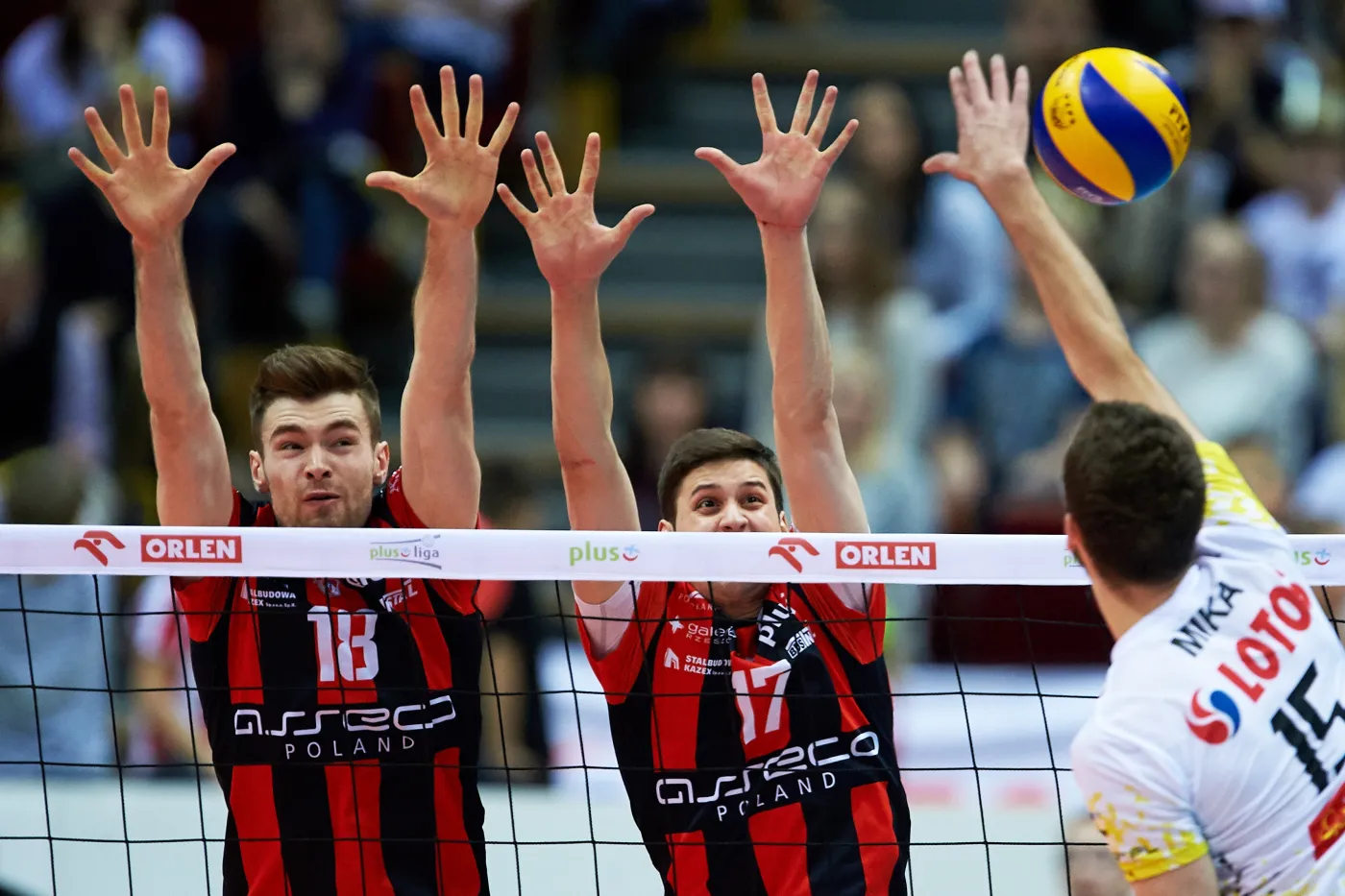 Mateusz Mika (P) z miejscowego Lotosu Trefla oraz Nikolay Penczev (C) i Dawid Dryja (L) z Asseco Resovii Rzeszów podczas drugiego finałowego meczu play off obu drużyn w ekstraklasie siatkarzy w Gdańsku