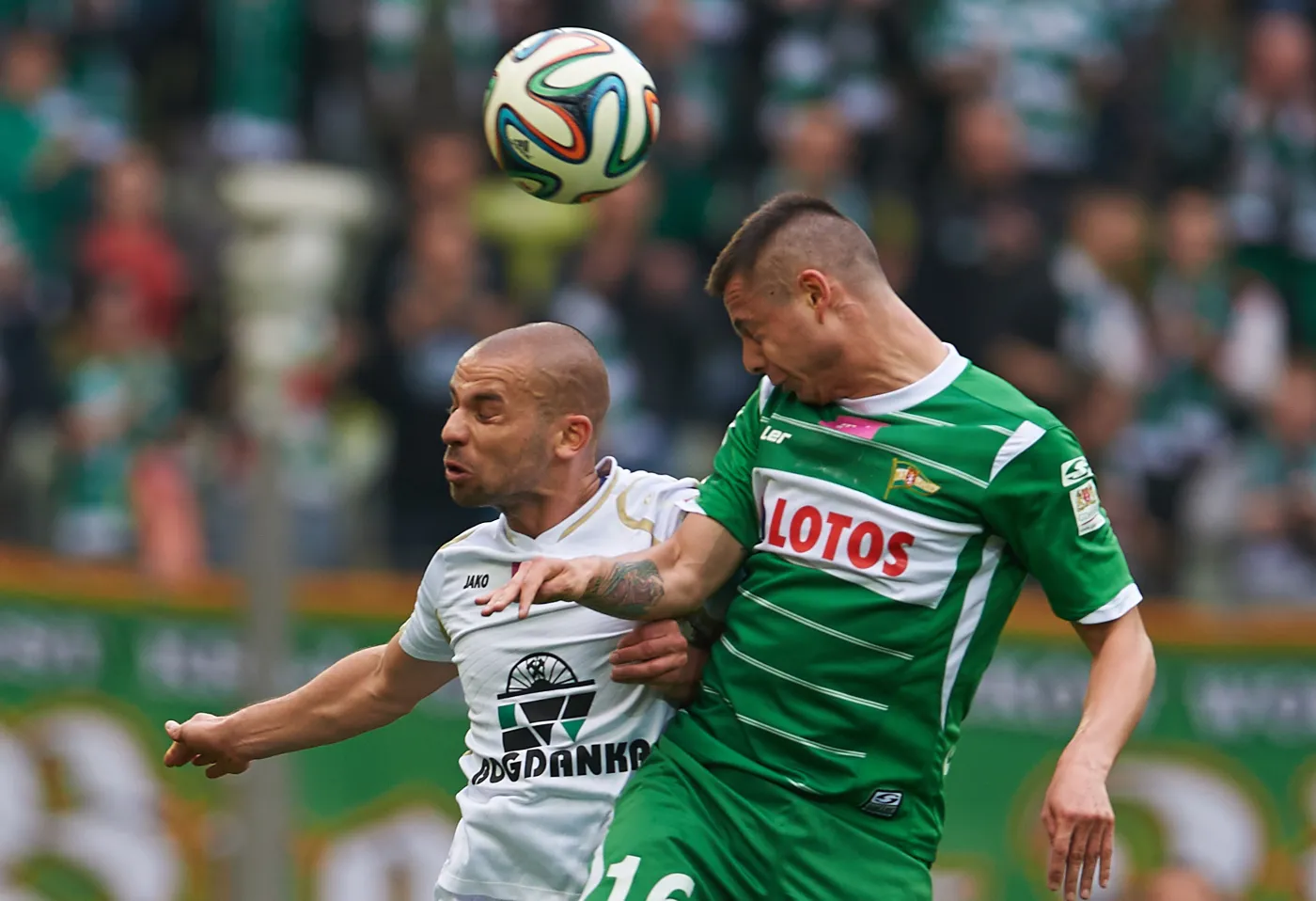 Ariel Borysiuk (P) z miejscowej Lechii i Filip Burkhardt (L) z Górnika Łęczna podczas meczu T-Mobile Ekstraklasy w Gdańsku