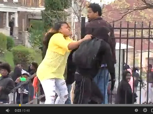 Chciał się bić z policją. Matka dosłownie wybiła mu to z głowy [WIDEO]