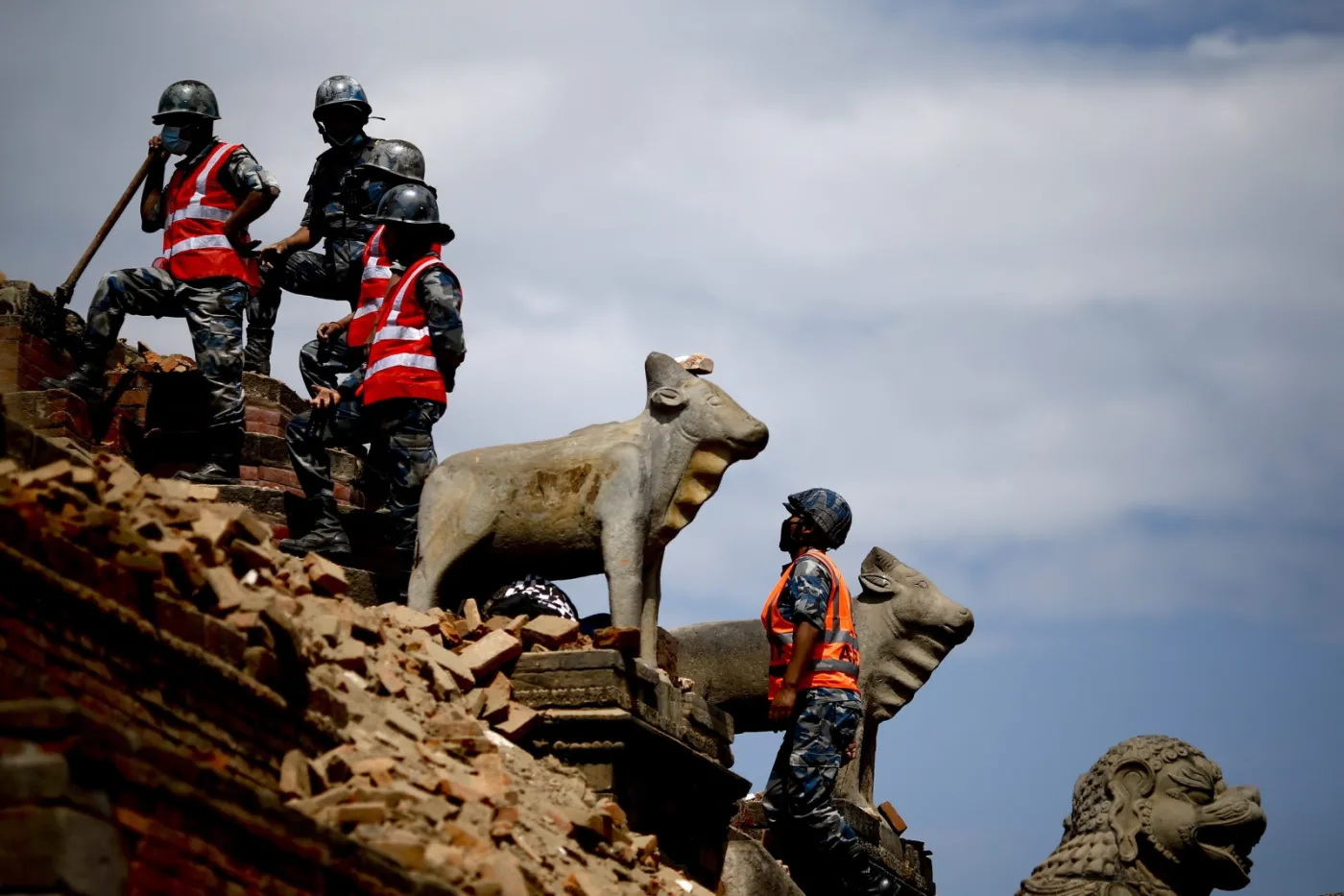 Akcja ratunkowa po trzęsieniu ziemi w Nepalu