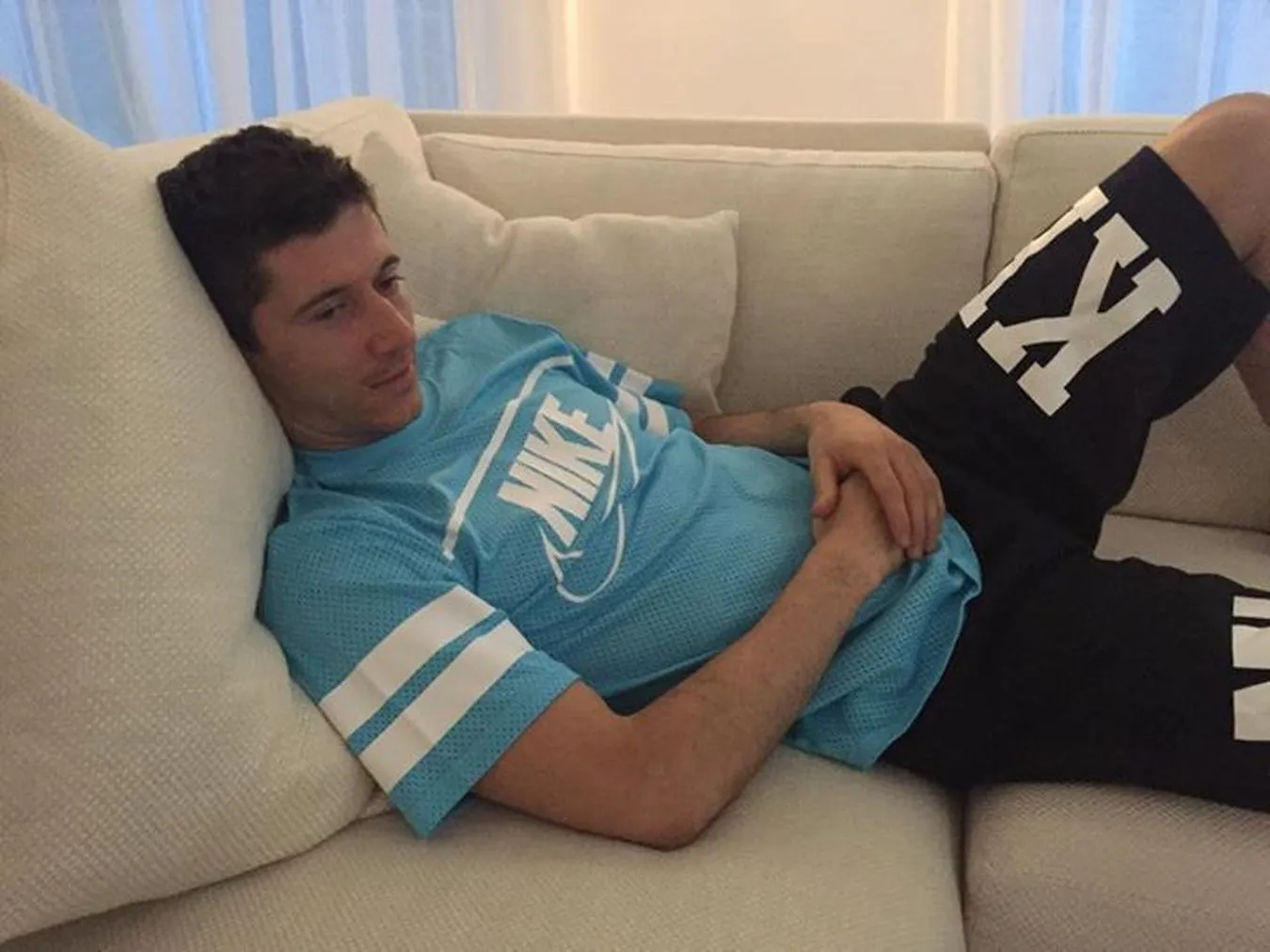 Robert Lewandowski na kanapie