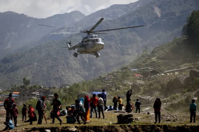 To cud! Trzy żywe osoby wydobyto spod gruzów w Nepalu