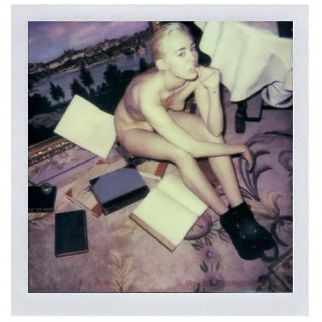 Miley Cyrus naga na zdjęciach dla "V Magazine"
