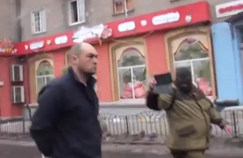 Pułkownik Oleg Micak, wzięty do niewoli przez separatystów, na miejscu ostrzału przystanu w Doniecku