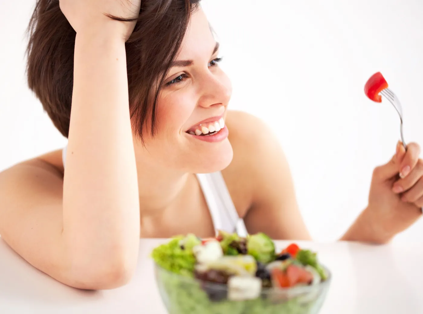 Kobieta je sałatkę warzywną