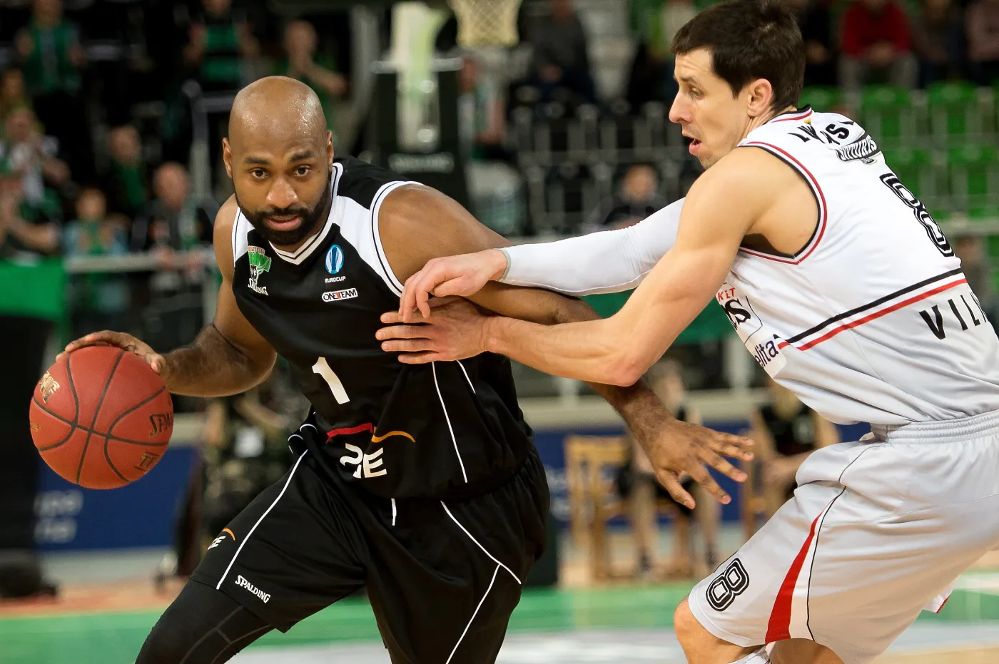 Koszykarz PGE Turów Zgorzelec Mardy Collins (L) mija Mindaugasa Lukauskisa (P) z Lietuvos Rytas Wilno