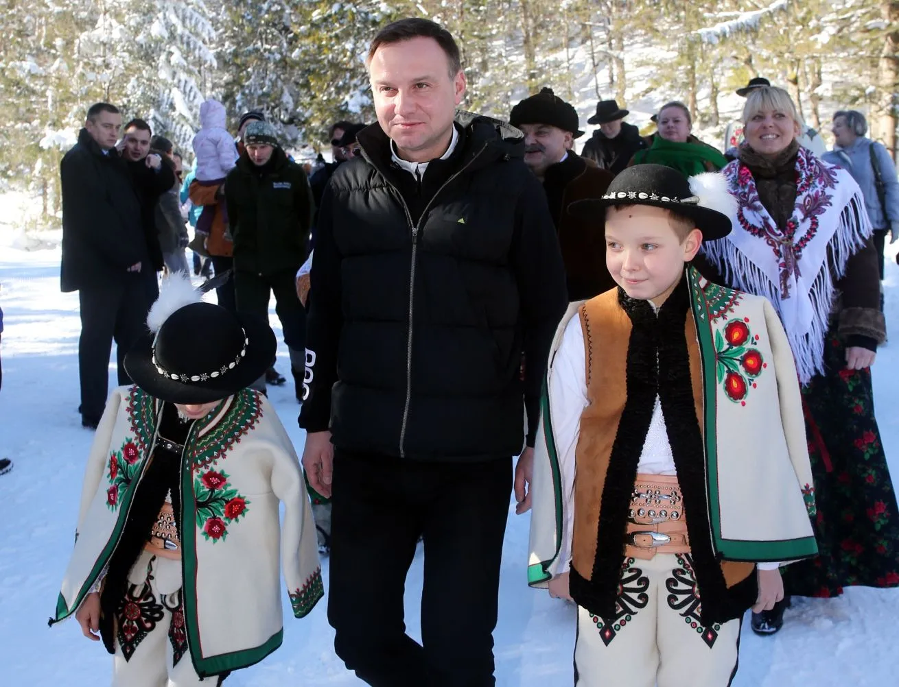 Kandydat PiS na prezydenta RP, europoseł Andrzej Duda w drodze na konferencję prasową przy dolnej stacji kolejki linowej na Kasprowy Wierch w Kuźnicach