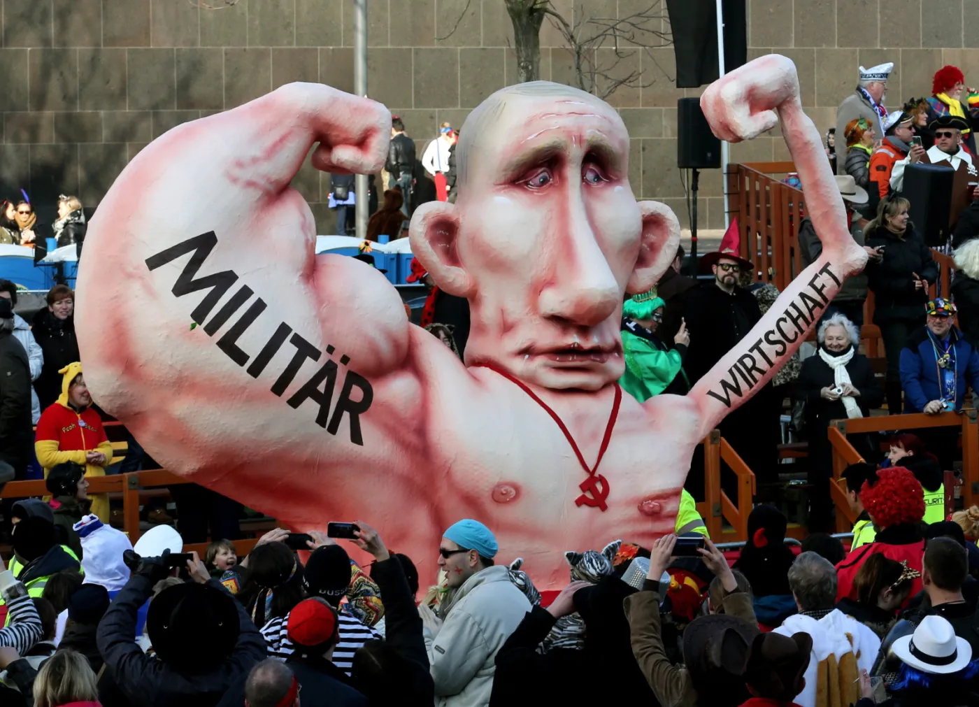 Władimir Putin na karnawale w Duesseldorfie. Jedno ramię to siła miliarna, drugie to słabość ekonomiczna