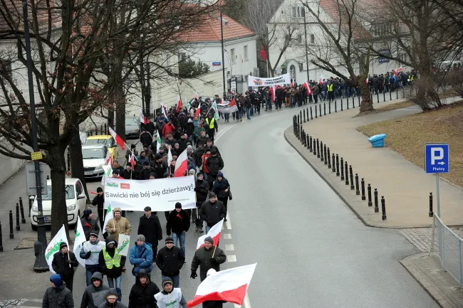 7445339-rolniczy-protest-w-warszawie.jpg