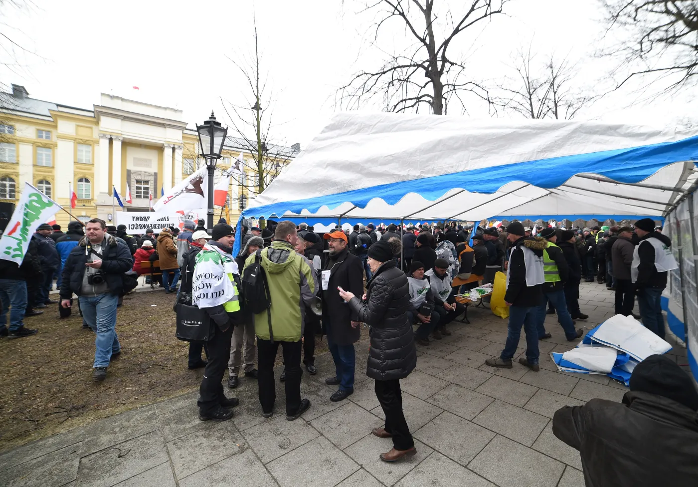 Rolnicy rozstawiają namioty