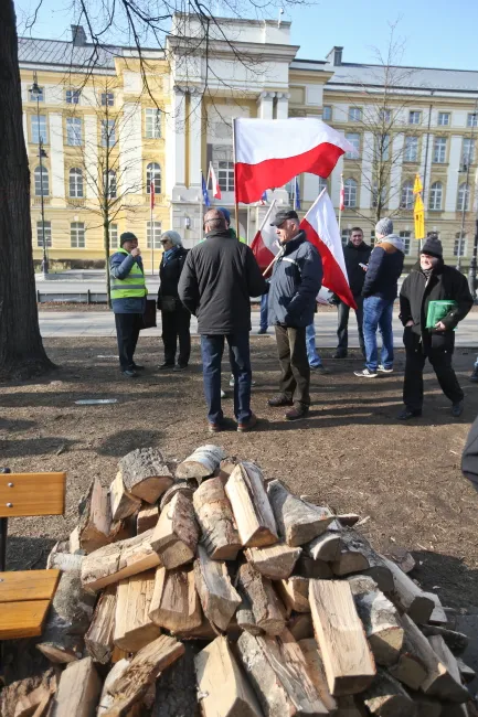 7462034-protest-rolnikow-przed-kprm.jpg