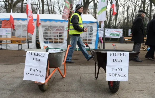 7462136-protest-rolnikow-przed-kprm.jpg