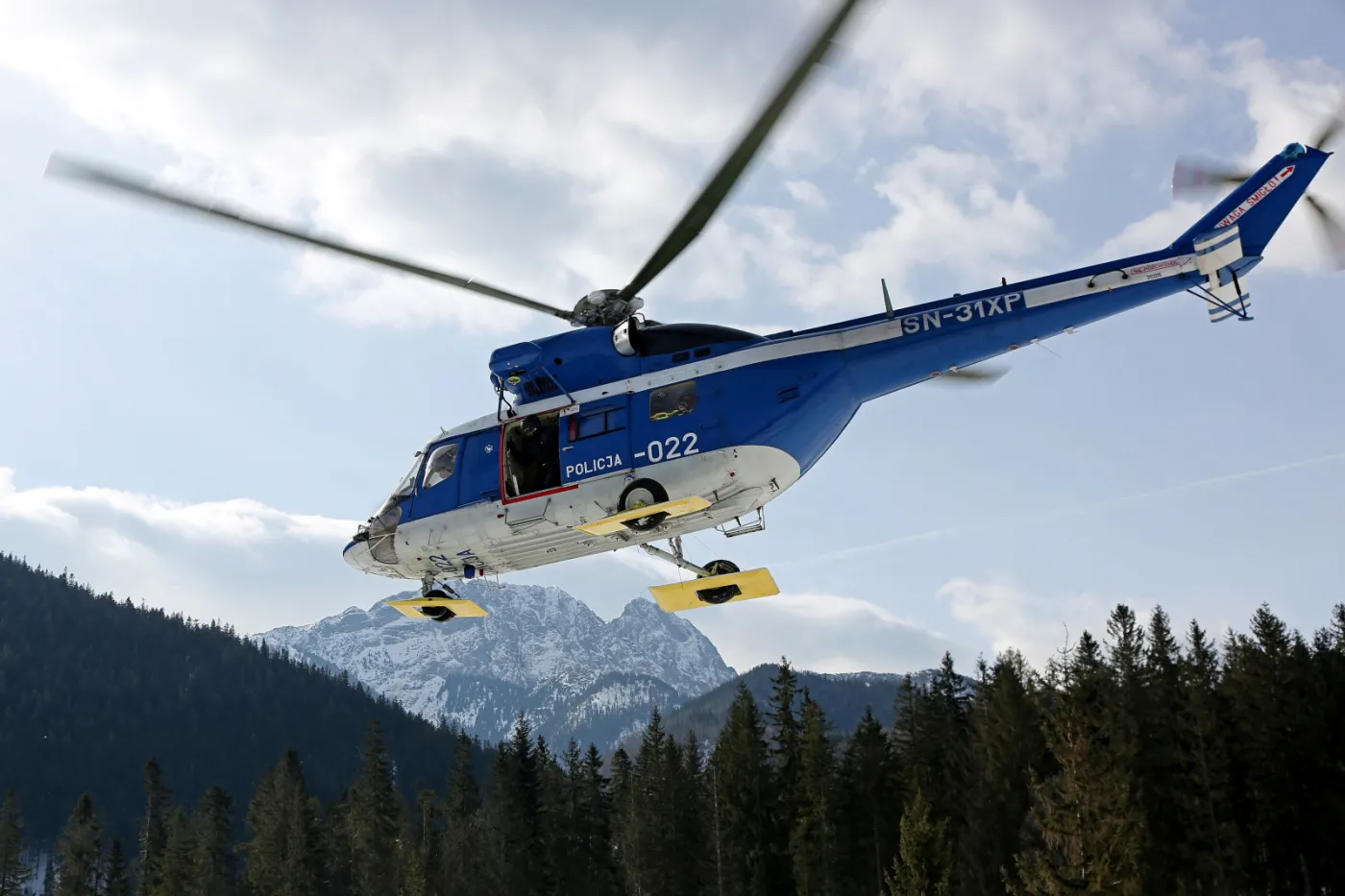7468072-policyjny-smiglowiec-wyrusza.jpg