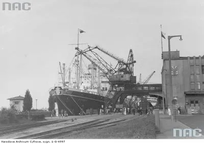 7469412-zaladunek-towarow-w-gdynskim.jpg