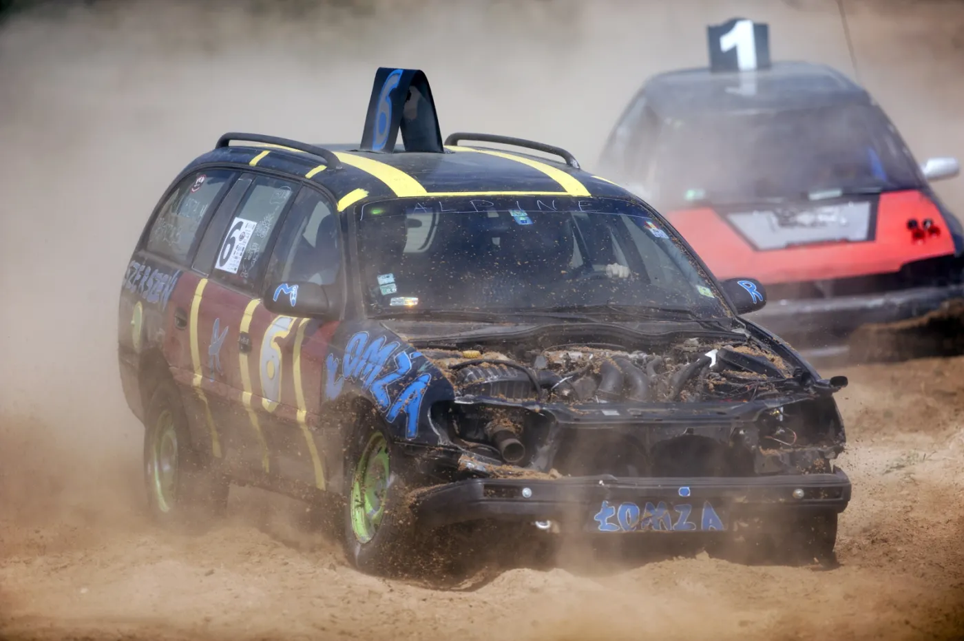 Te auta powinny być na złomie, ale ścigają się w Polskiej Lidze Wraków