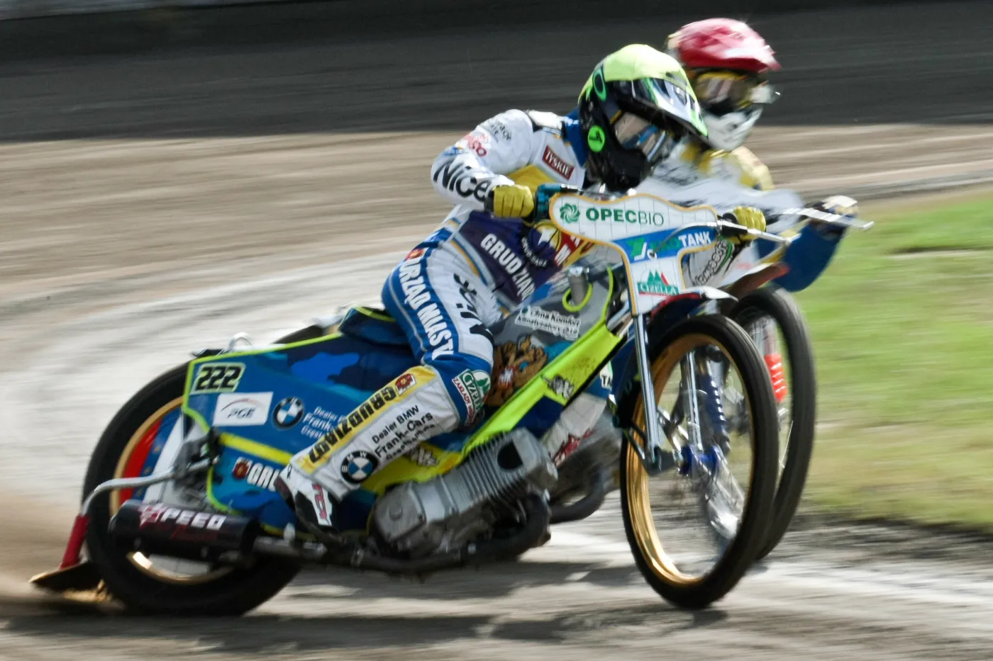 W jednym z biegów jadą: Niels Kristian Iversen (kask czerwony) z miejscowej MONEYmakesMONEY.pl Stali oraz Artiom Łaguta (żółty) z MrGarden GKM Grudziądz w meczu ekstraligi żużowej w w Gorzowie Wielkopolskim