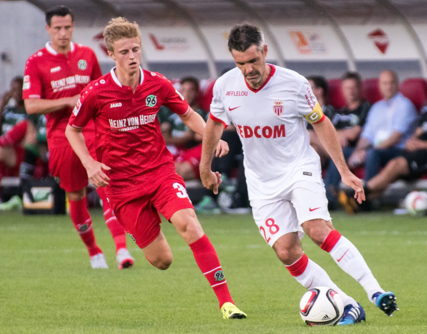 Sebastian Ernst (C) z Hannover 96 walczy o piłkę z Jeremy Toulalan'em (P) z AS Monaco podczas meczu turnieju piłki nożnej LOTTO Lubelskie Cup, rozegranego na Arenie Lublin