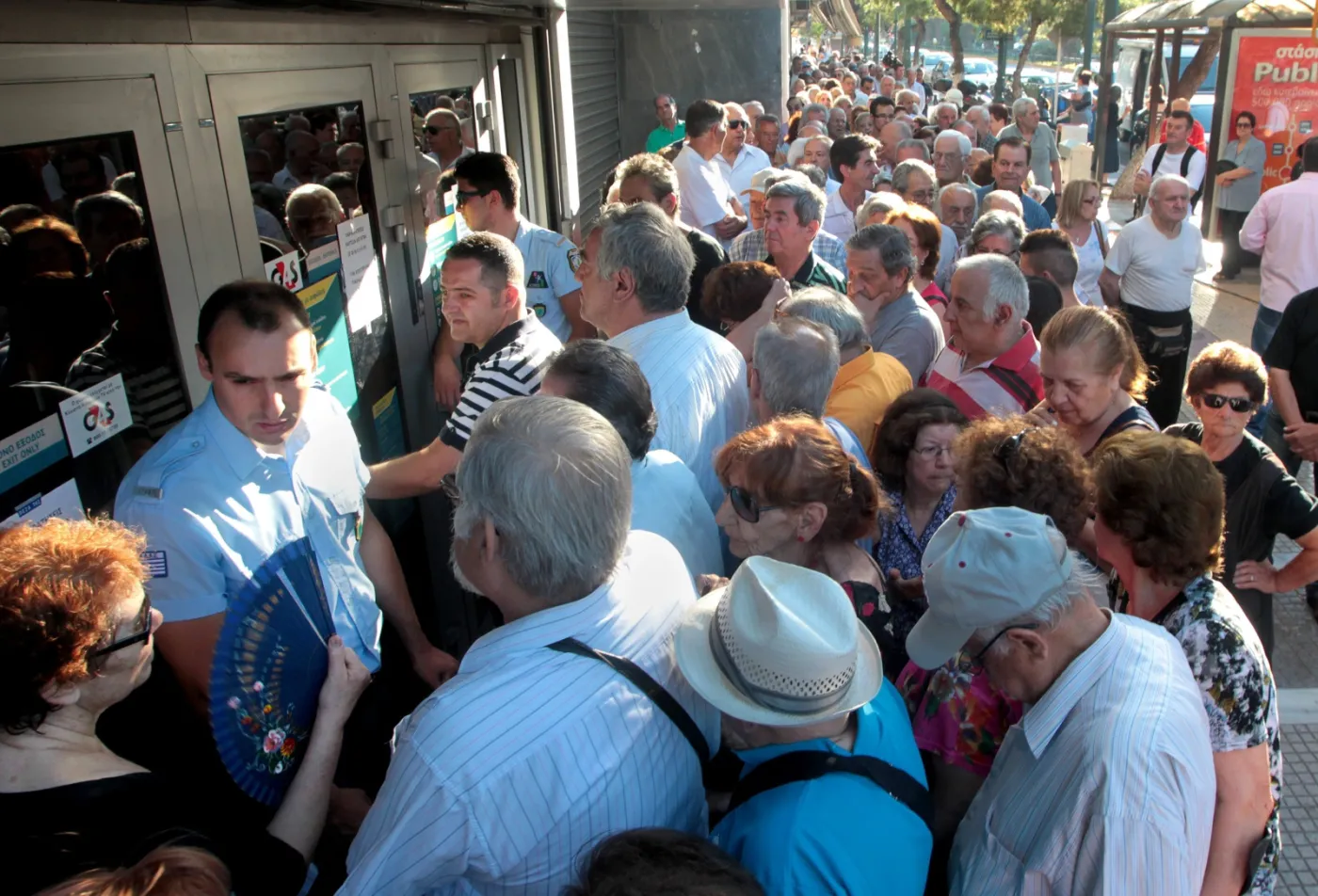 Grecy przed wejściem do banku