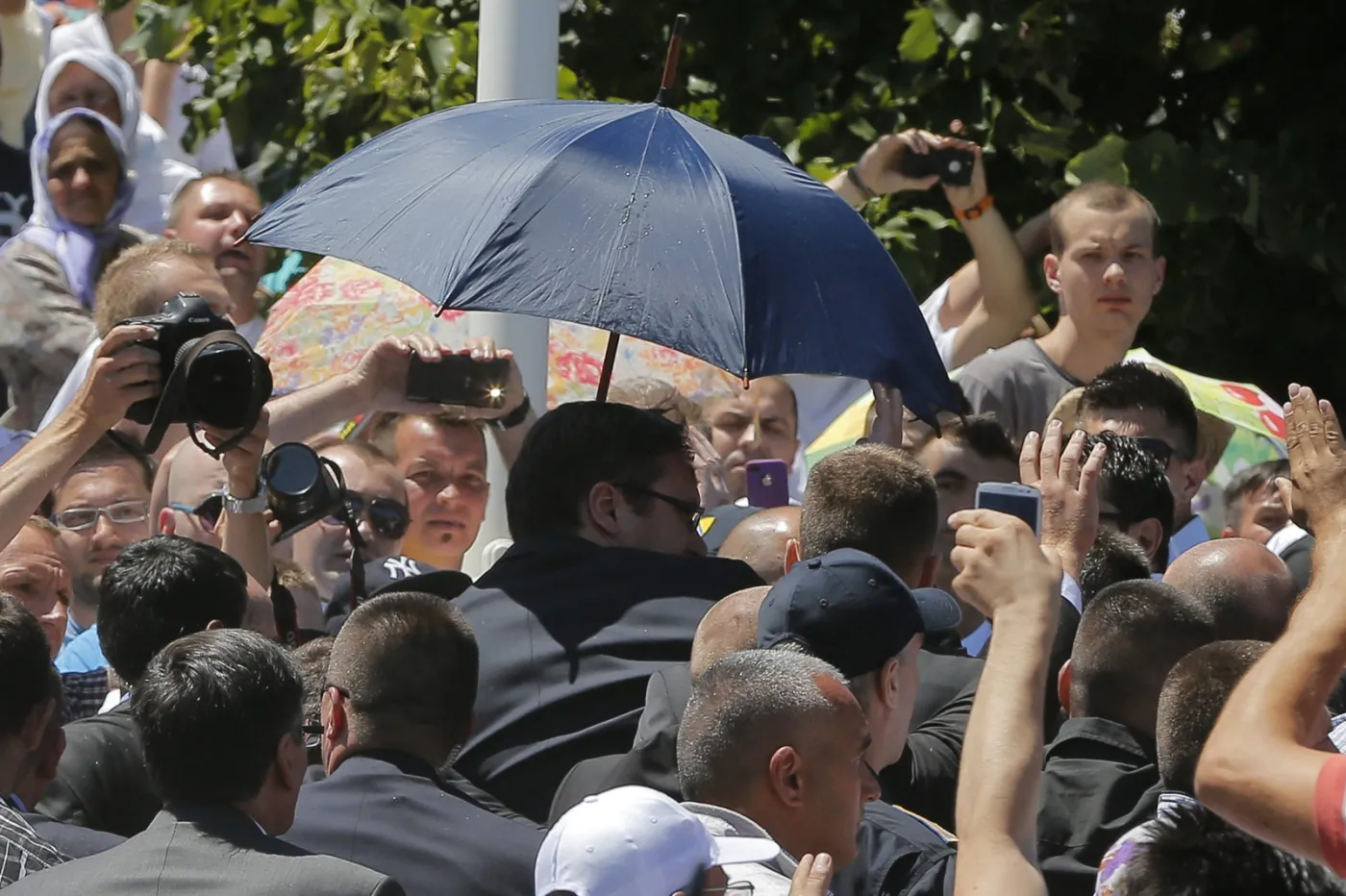 Premier Serbii obrzucony kamieniami w Srebrenicy. Clinton: Jest odważny, że przyszedł
