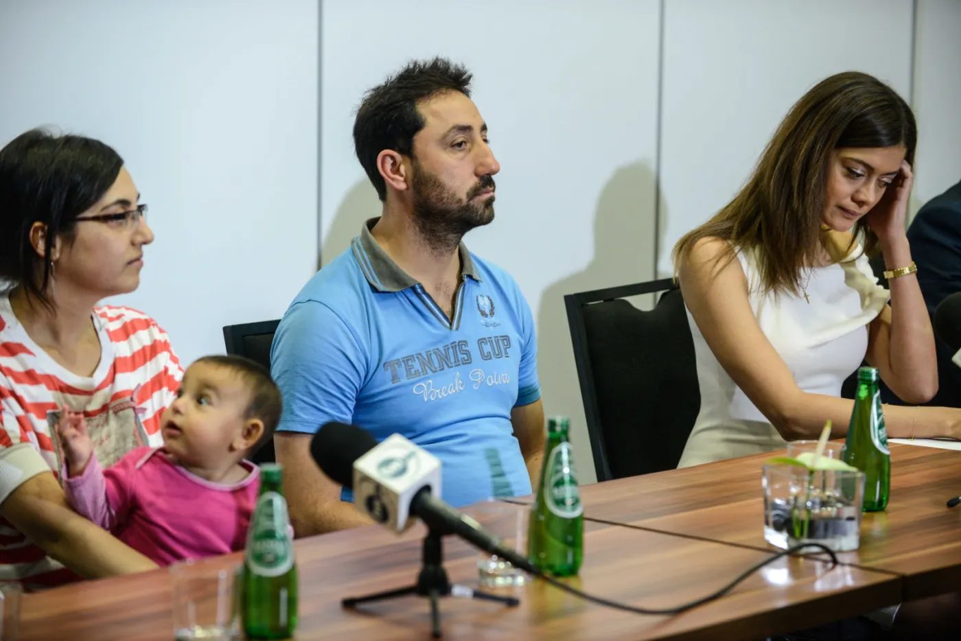 Syryjscy uchodźcy Nahla Fadel z córką Sarą oraz Adnan Saad i prezes zarządu Fundacji Estera Miriam Shaded