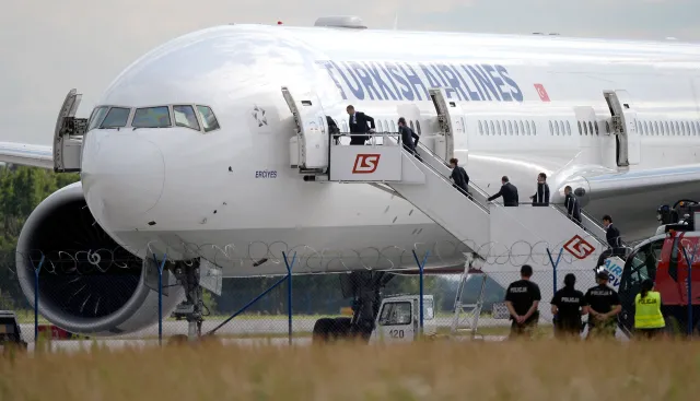 Nieplanowane lądowanie tureckiego boeinga w Warszawie. Ostrzeżenie o bombie