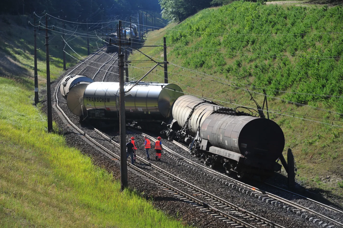 Puste cysterny pociągu, które wykoleiły się w niedzielę pomiędzy Warnowem a Lubiewem na trasie Wolin - Świnoujście