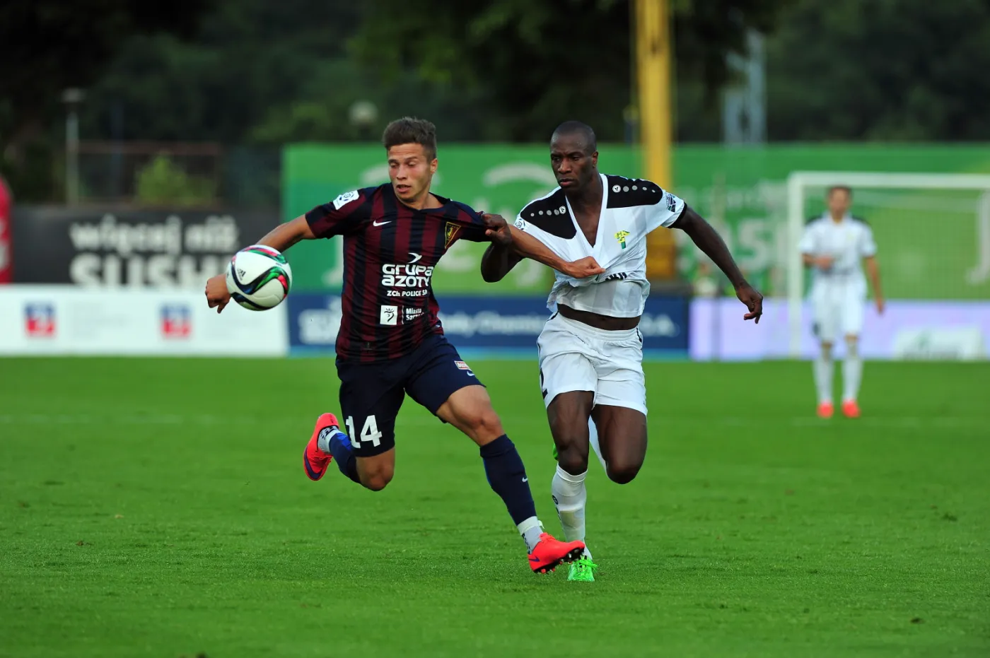 Miłosz Przybecki (L) z Pogoni Szczecin i Leandro (P) z Górnika Łęczna przy piłce podczas meczu T-Mobile Ekstraklasy, rozegranego w Szczecinie