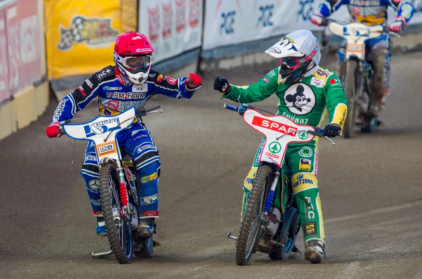 Po jednym z biegów gratulują sobie Piotr Pawlicki (kask czerwony) z miejscowej Unii oraz Alex Zgardziński (biały) ze SPAR-u Falubazu Zielona Góra w meczu ekstraligi żużla, rozegranym w Lesznie