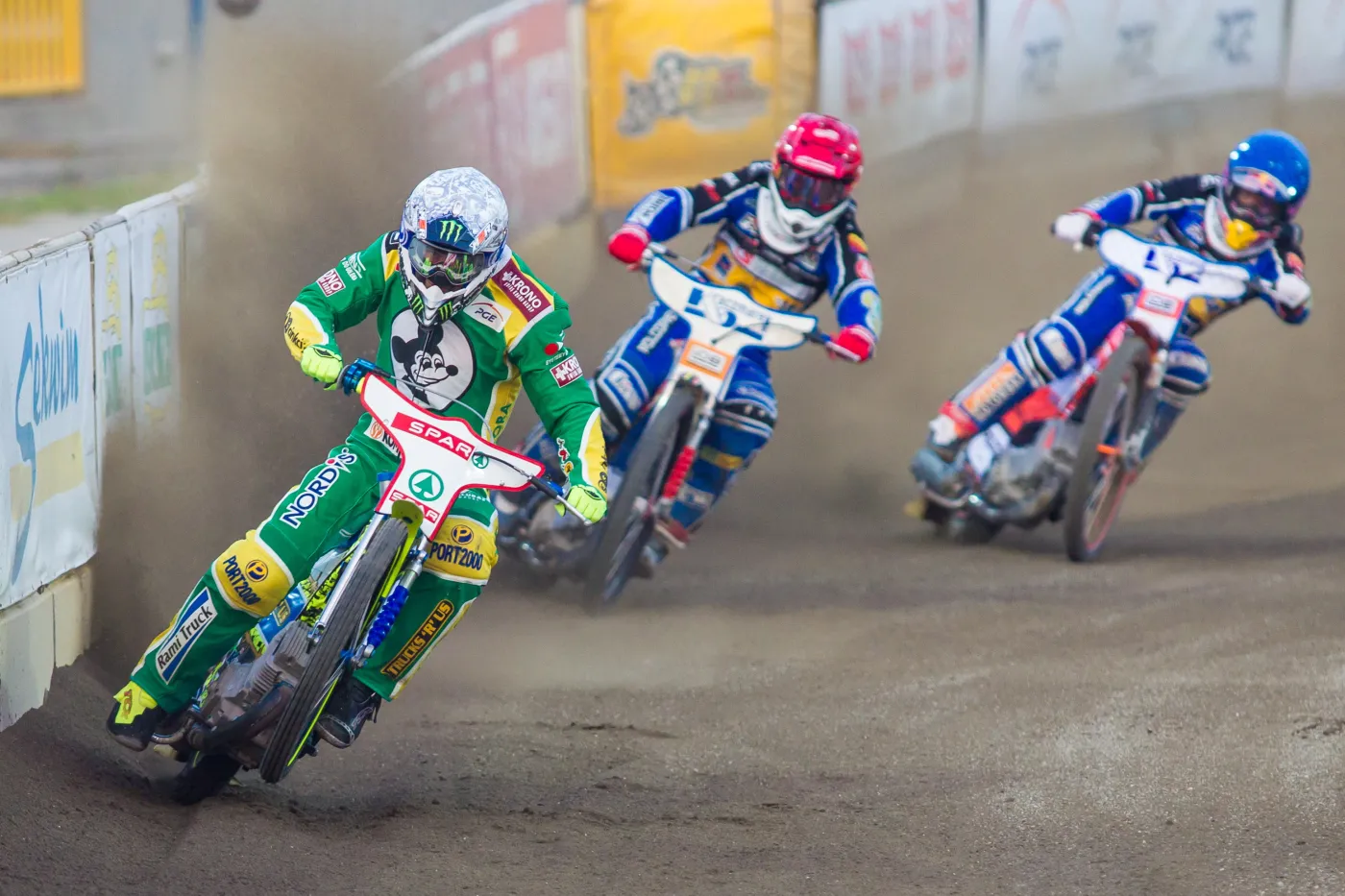 W jednym z biegów jadą: Emil Sajfutdinow (kask niebieski) i Przemysław Pawlicki (czerwony) oraz Darcy Ward (biały)