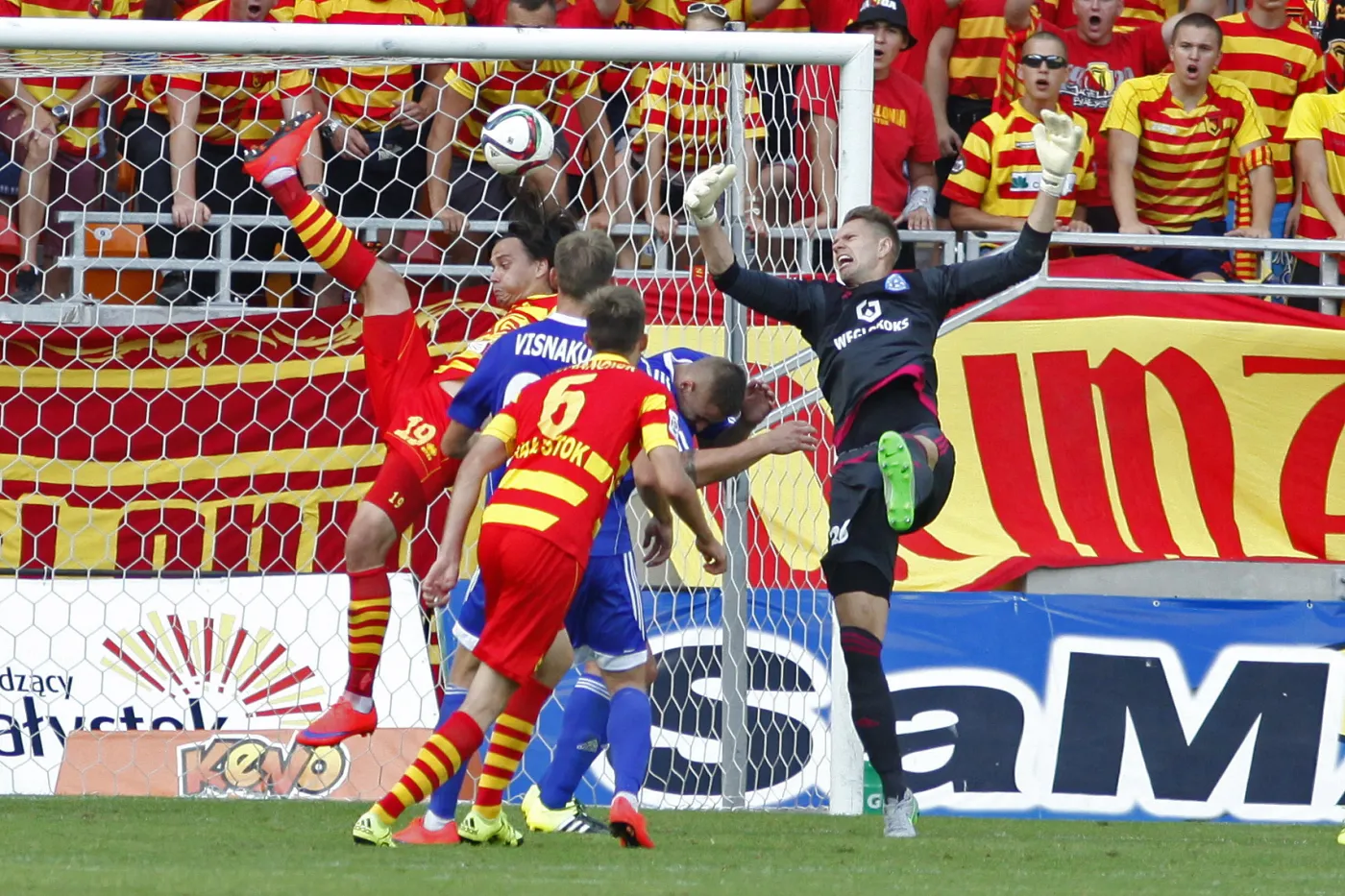 Igors Tarasovs (L) z miejscowej Jagiellonii i bramkarz Ruchu Chorzów Matus Putnocky (P) w meczu T-Mobile Ekstraklasy, rozegranym w Białymstoku