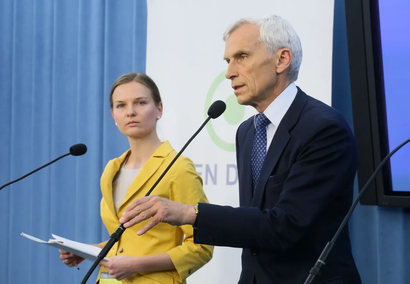 Poseł PO Marcin Święcicki i Lyudmyla Kozlovska z Fundacji Otwarty Dialog podczas konferencji prasowej w Sejmie