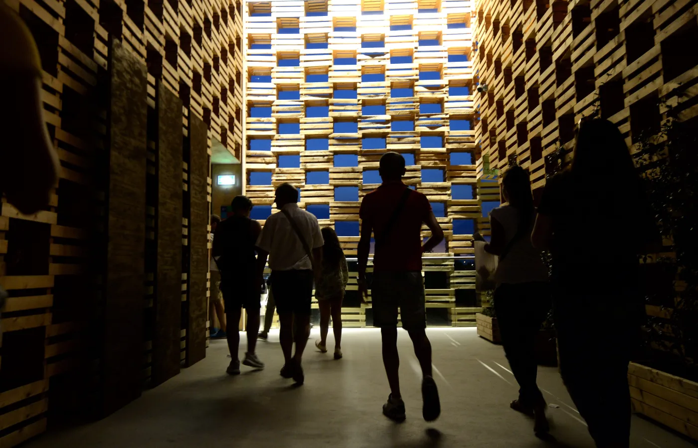 Sad z jabłoniami, ażurowa konstrukcja ze skrzynek... Polska na Expo 2015. GALERIA