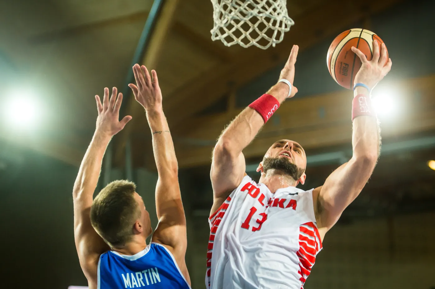 Środkowy reprezentacji Polski Marcin Gortat (P) i Martin Hermannsson (L) z Islandii w akcji pod koszem, podczas meczu Polska - Islandia w ramach towarzyskiego turnieju koszykarzy Bydgoszcz Basket Cup 2015