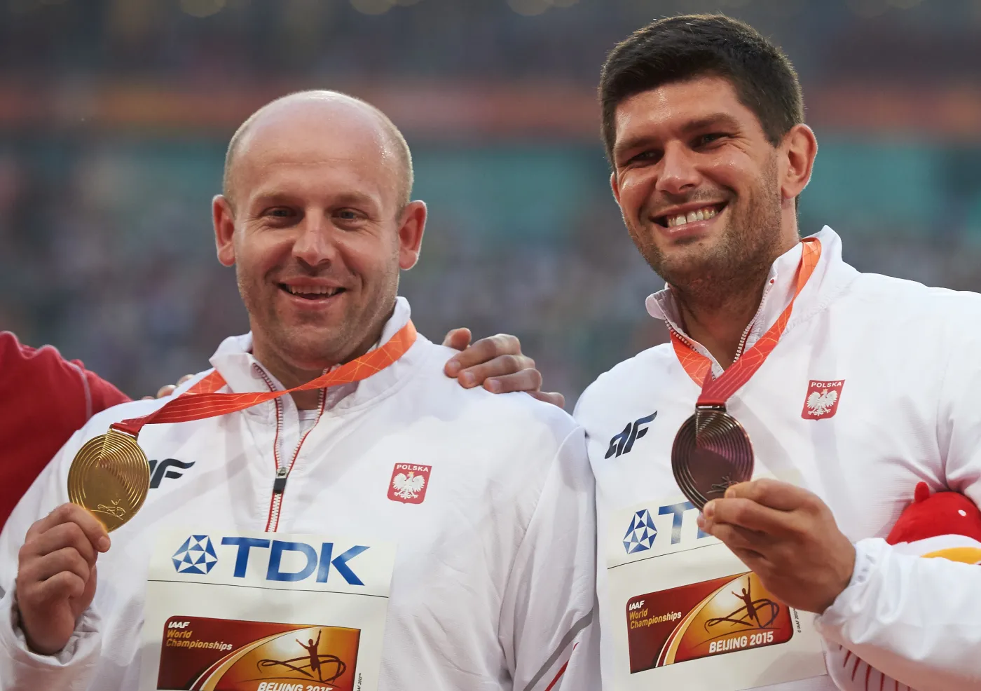 Polacy Piotr Małachowski (L) i Robert Urbanek (P) podczas dekoracji medalistów rzutu dyskiem na lekkoatletycznych mistrzostwach świata w Pekinie