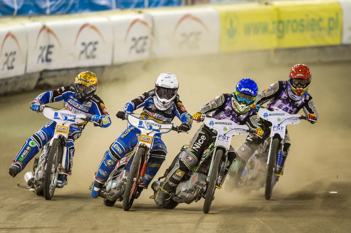 W jednym z biegów jadą: Jason Doyle (kask czerwony) i Paweł Przedpełski (niebieski) z KS Toruń oraz Grzegorz Zengota (żółty) i Piotr Pawlicki (biały) z Fogo Unii Leszno w pierwszym półfinałowym meczu obu drużyn w ekstralidze żużla, rozegranym w Toruniu